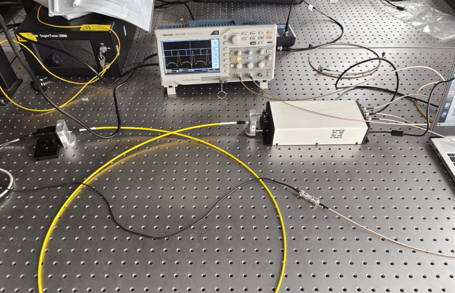 7.4um QCL 结合空芯光纤气体吸收池分析系统 (实验分析空气中 H2O 水)